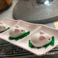 小玉兔吃瓜,小玉兔的甜蜜瓜果时光