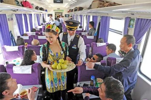 库尔勒群众吃瓜,群众共享甜蜜时光