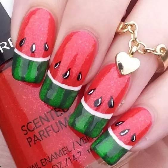 吃瓜美甲翻车,美丽瞬间变尴尬现场