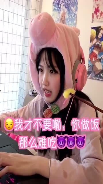 妹妹吃瓜真可爱,萌态尽显可爱无敌