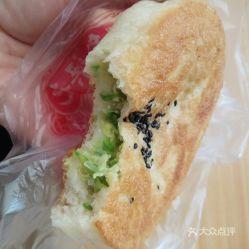 肉火烧吃瓜,夏日消暑美食新风尚