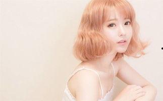 黄头发女孩吃瓜