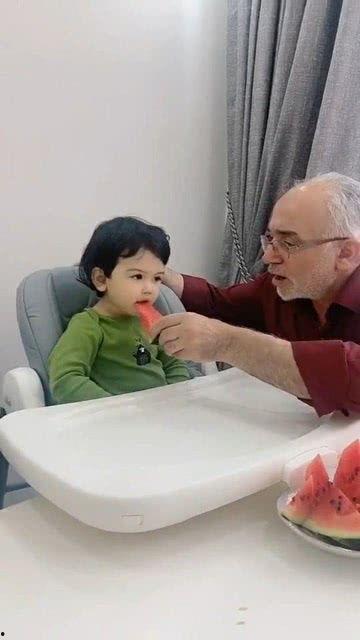 爷爷和孙女吃瓜,共享夏日瓜香时光